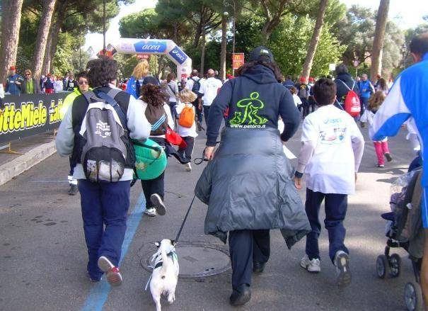 Fido e famiglia  nella «Stracanina»  della solidarietà