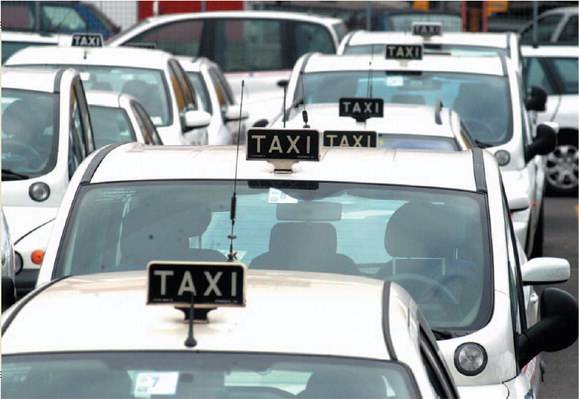 Taxi, via agli aumenti: andare in aeroporto  costerà 5 euro in più