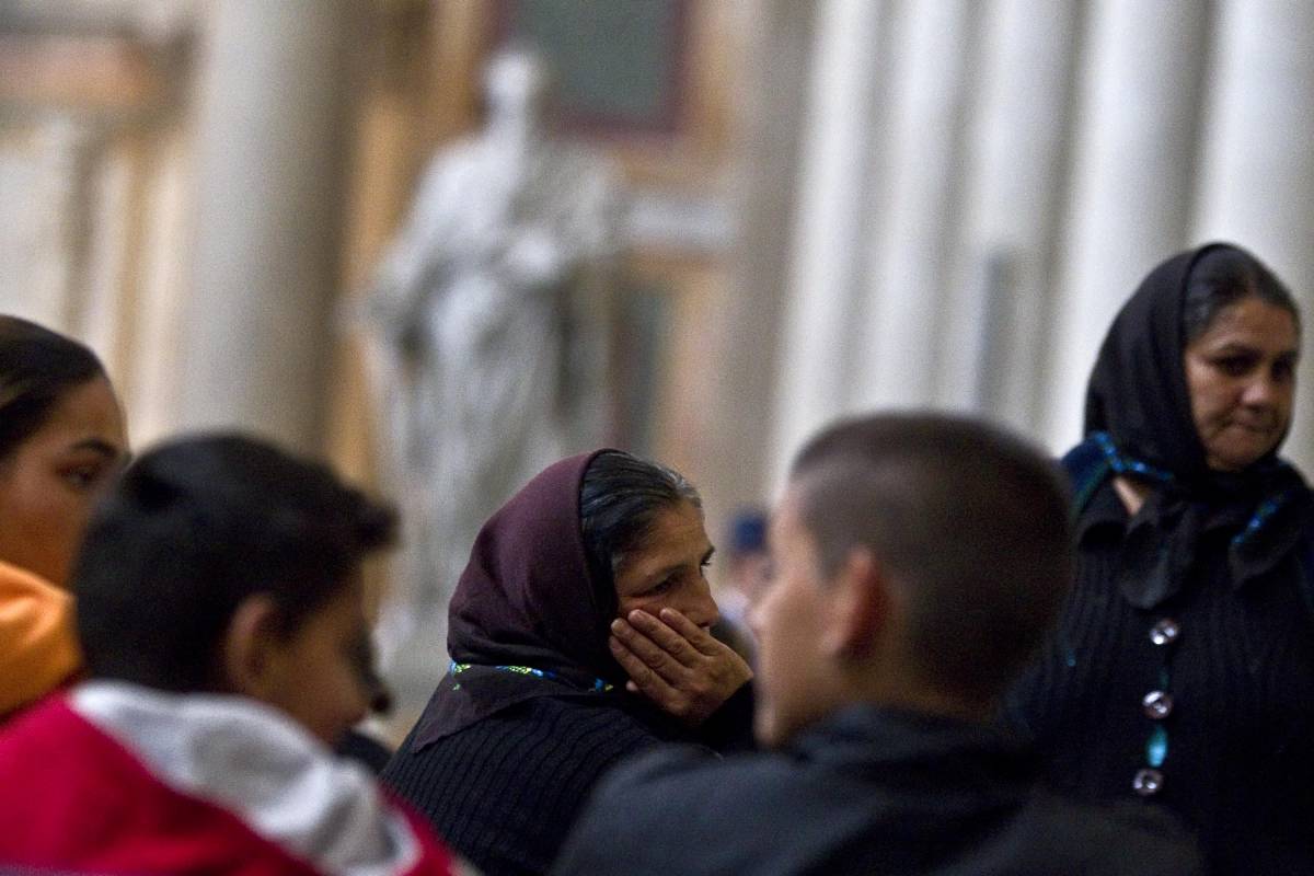 Roma, i rom dormono nella basilica occupata 
Il Campidoglio tratta: mille euro per i rimpatri