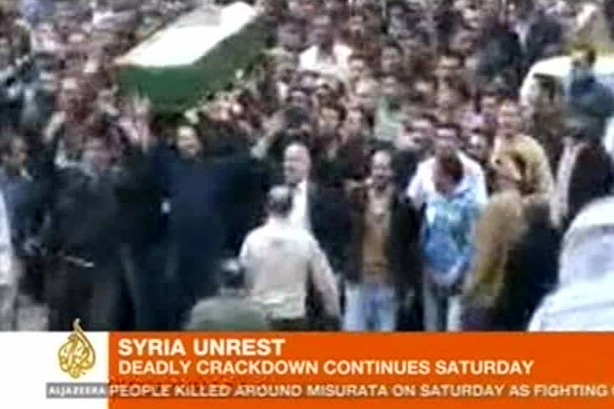 Siria, dolore per i funerali dei manifestanti uccisi 
La folla ancora contro il governo: "Via Assad"