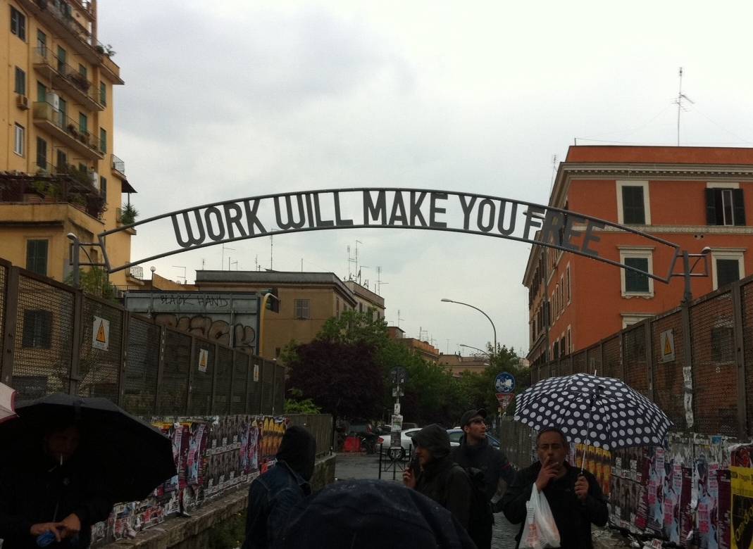 "Il lavoro rende liberi": 
scritta come Auschwitz 
su un cancello di Roma