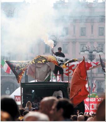 Bersani, miracolo a Milano: prende fischi anche dai suoi