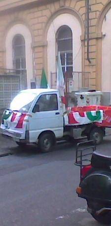 Le corone del Municipio sul camion targato Pd