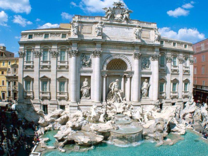 Beccati i ladri di monetine della Fontana di Trevi 
Aggredite Le Iene, vigili inerti: è polemica