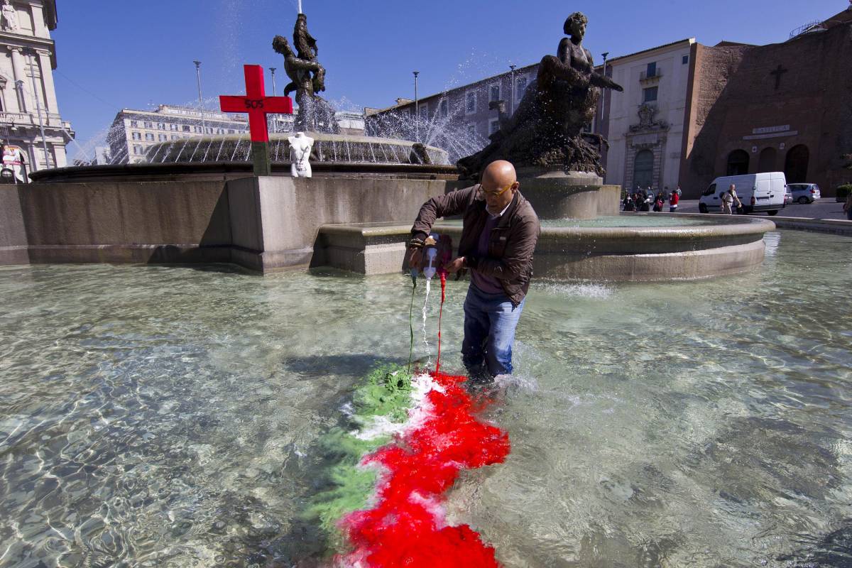 A Roma una fontana 
si tinge con il tricolore