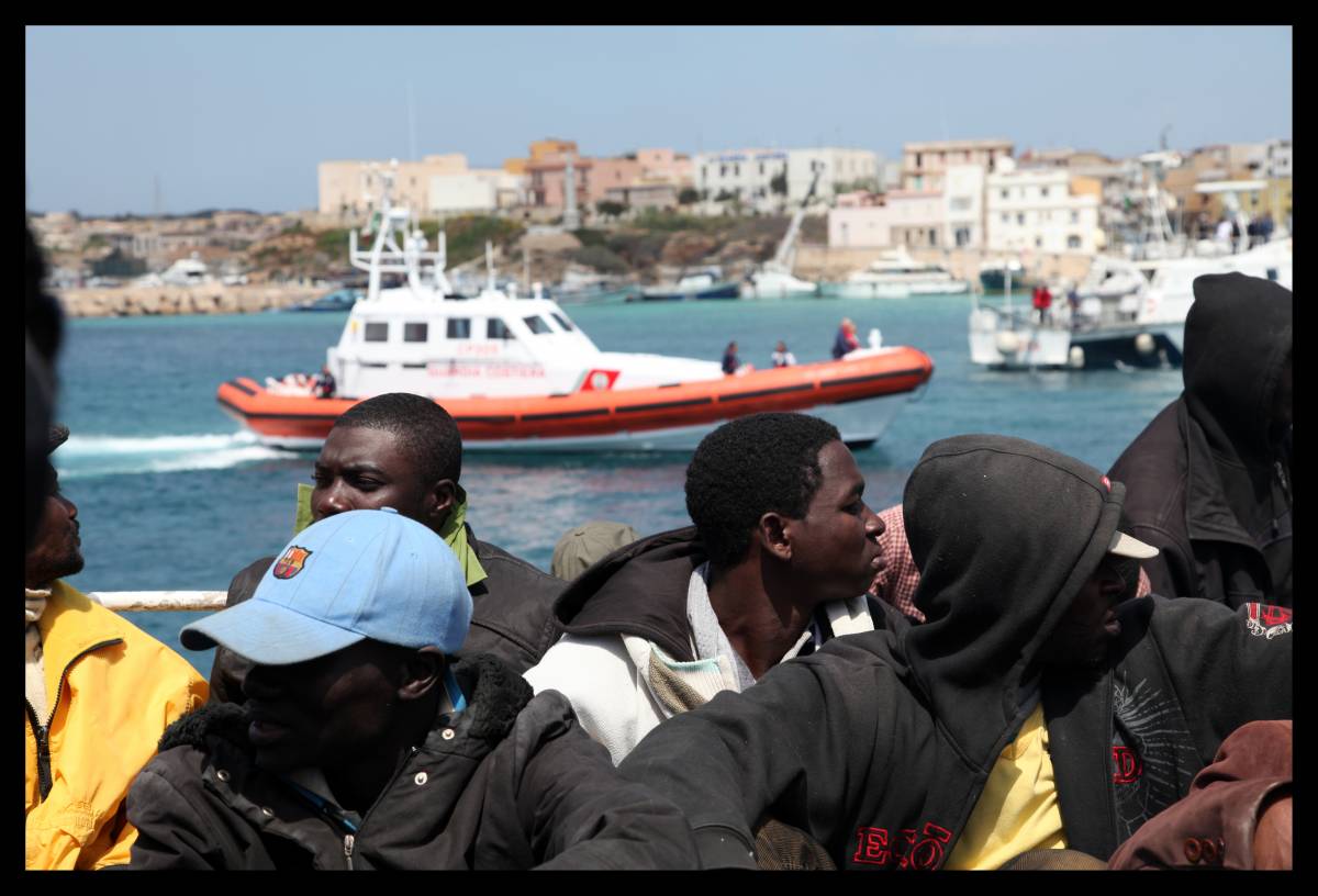 Un barcone con 600 immigrati naufraga in Libia 
Altri 2000 clandestini arrivati a Lampedusa