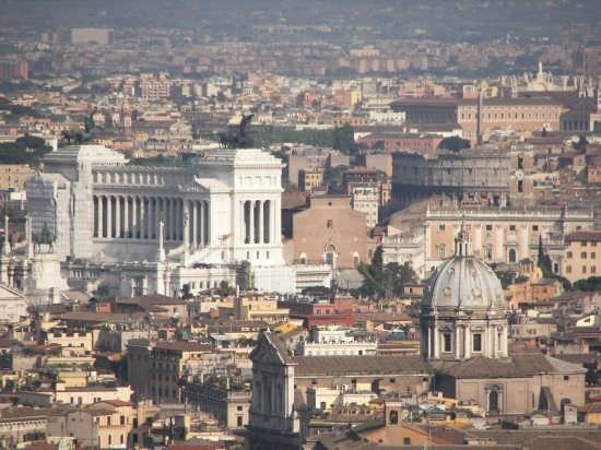 Roma, più che un terremoto una farsa 
(E molti ne approfittano per fare il ponte)