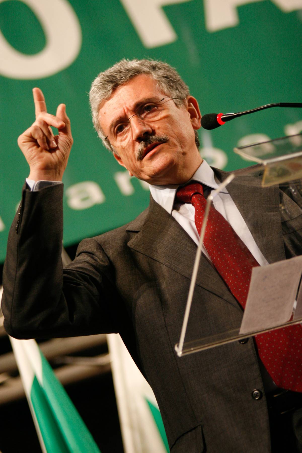 D'Alema propone a Fini 
un'alleanza comune 
per abbattere il premier