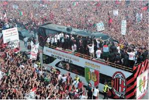 Piazza rossonera per il Diavolo, il trionfo della squadra scudetto