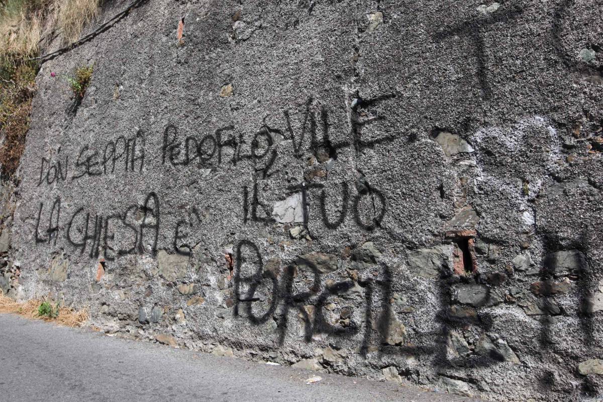 Pedofilia, rabbia a Genova contro don Seppia 
E in chiesa la scritta: "Giù le mani dai bimbi"