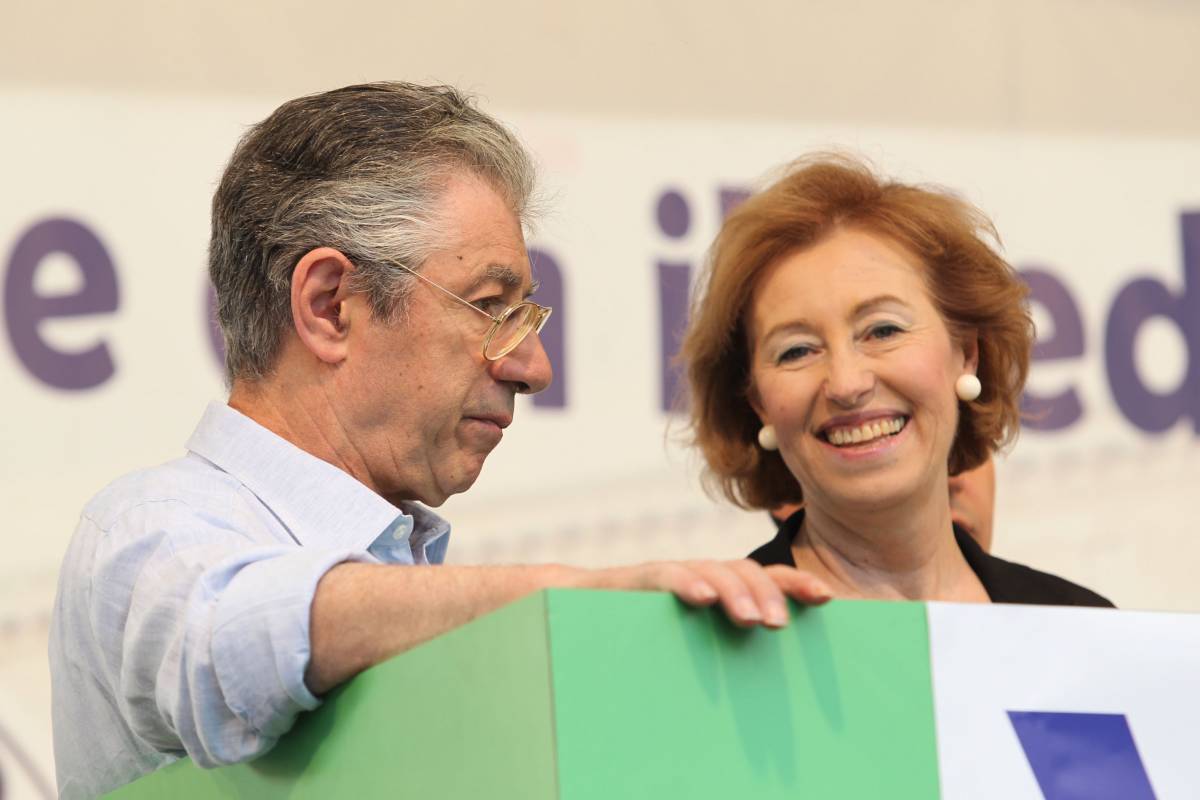 Bossi: "Ora serve votare bene 
Pisapia? Non tagliamoci le..." 