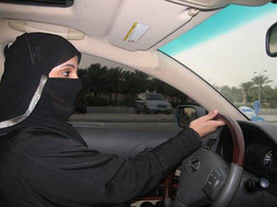 "Vogliamo guidare l'auto"  
Se la rivolta delle donne  
ha inizio dalla patente...