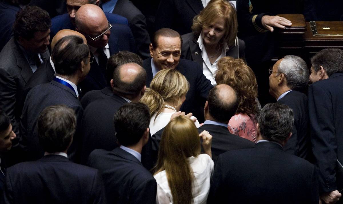 D'Alema chiede la testa di Berlusconi 
E lui: Pdl è il partito più forte dell'Ue