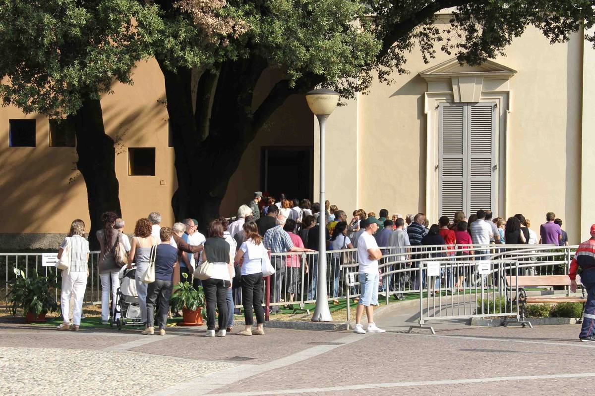 Yara, centinaia di persone alla camera ardente 
Il parroco: killer non eviteranno giustizia divina