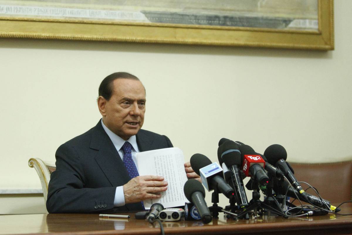 Berlusconi: "Sconfitta evidente, ora nervi saldi" 
E poi: "Ho sentito Bossi, andiamo avanti insieme"