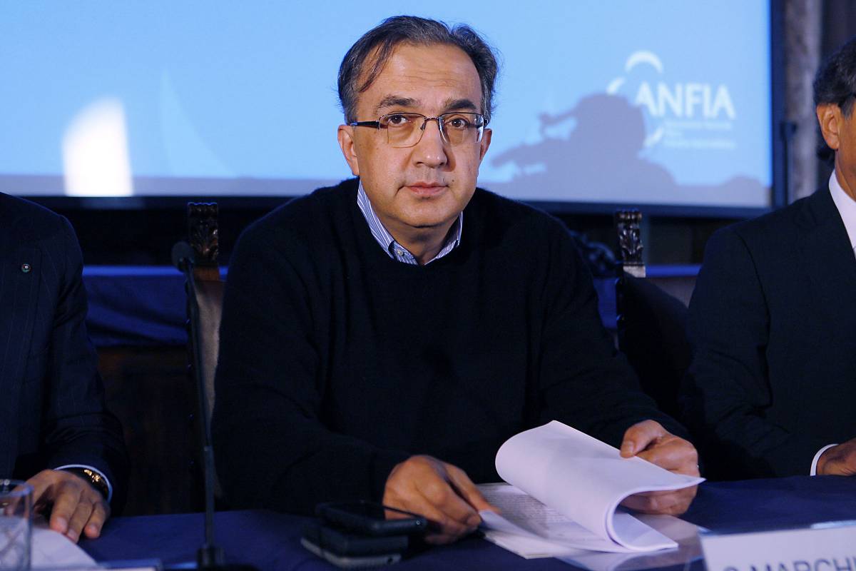 Stoccata di Marchionne: 
"Si cambi atteggiamento 
La sede resta a Torino"