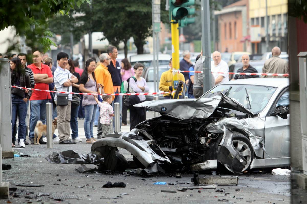 Minori rom in fuga su Bmw rubata dopo il furto 
Scontro con un'auto: un 28enne muore sul colpo