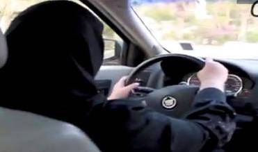 Al volante per protesta contro la legge islamica 
Un esercito di donne saudite alla guida col velo