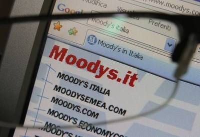 Moody's minaccia l'Italia: il rating è a rischio 
Juncker: "La Grecia può contagiare l'Europa"