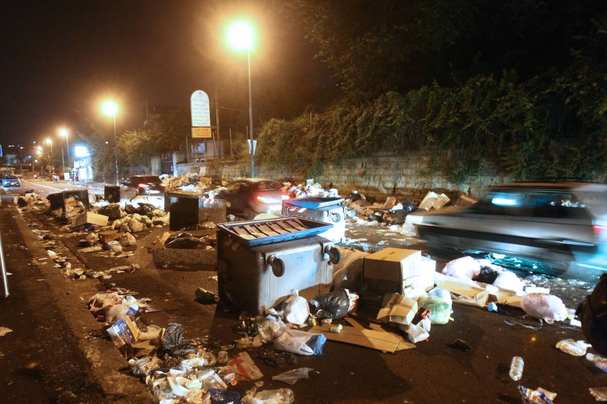 A Napoli è ancora caos rifiuti: 2mila tonnellate 
Nella notte proteste, roghi e blocchi sulle strade