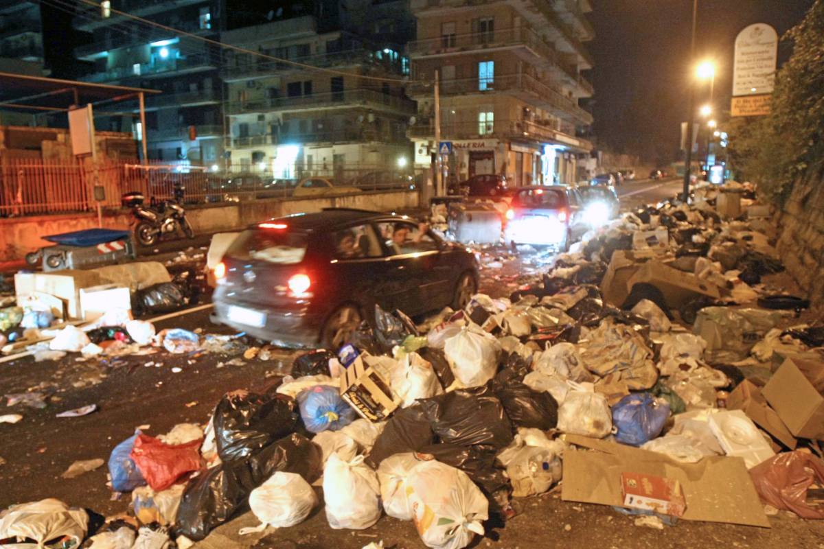 Emergenza rifiuti, altro che pulita in 5 giorni  
La Napoli di De Magistris coi sacchetti alla gola