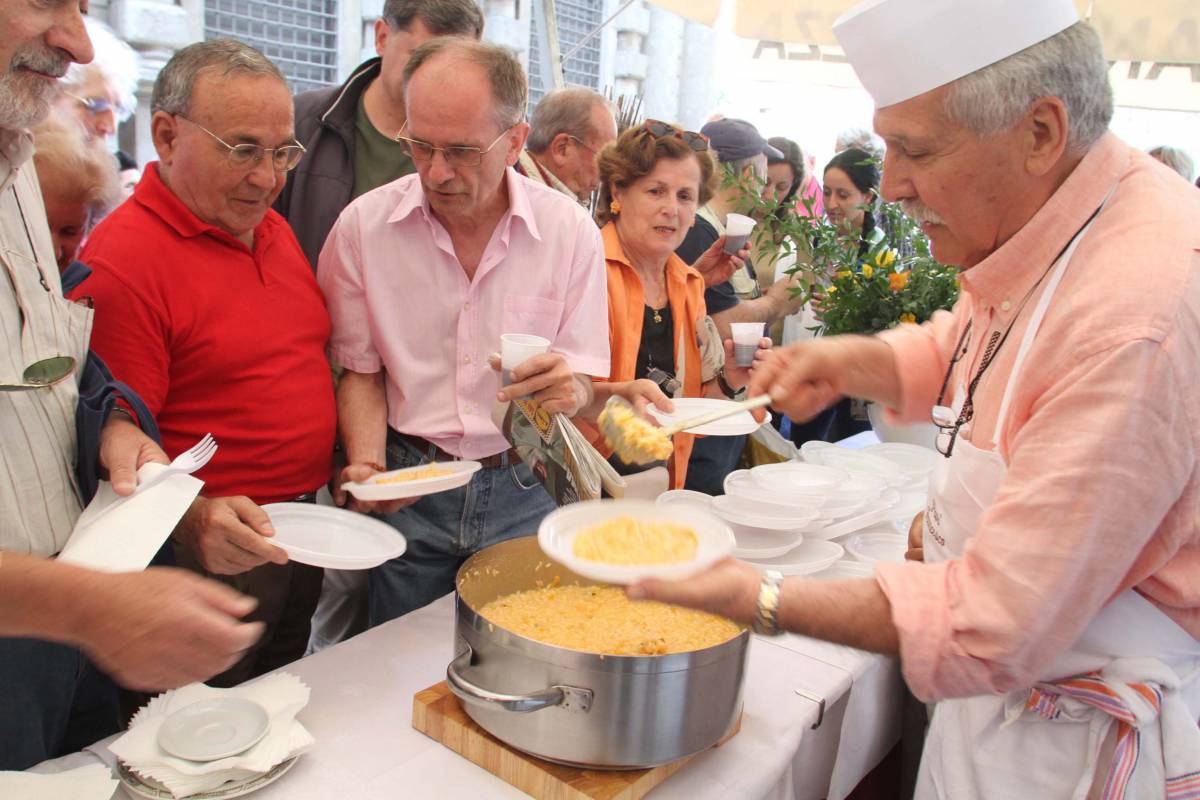 San Fedele, cori e risotto per Giuliano ma stop a sfratti e sgomberi