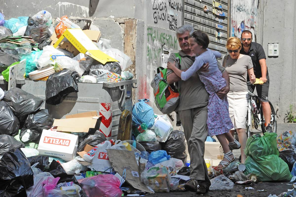 Rifiuti, Napoli sommersa 
In strada 2.360 tonnellate 
De Magistris: farò da solo