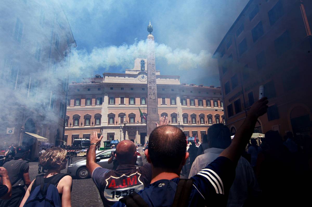 Adesso i centri sociali  
fanno la "guerra" 
Scontri davanti all'Aula