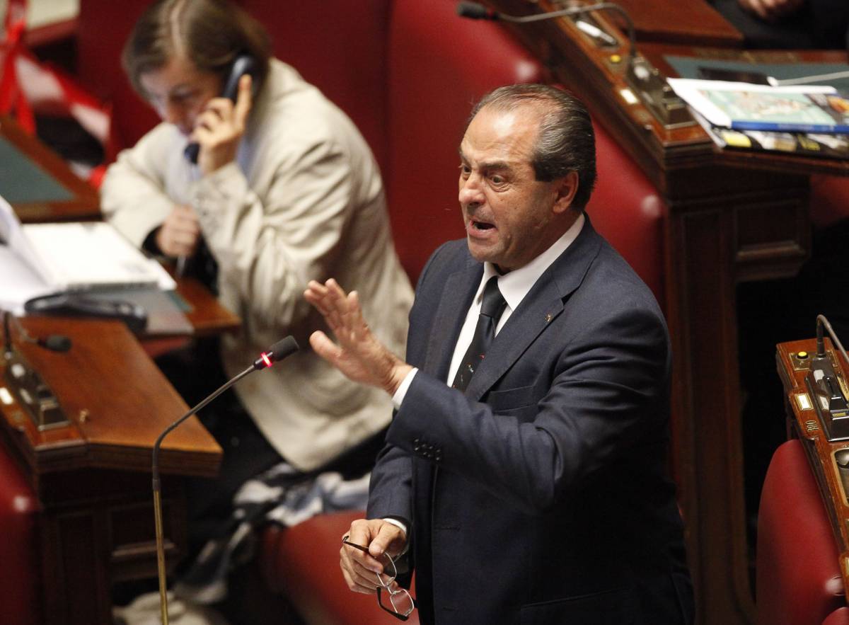 Di Pietro incontra Berlusconi 
Bersani s'infuria: è subito rissa