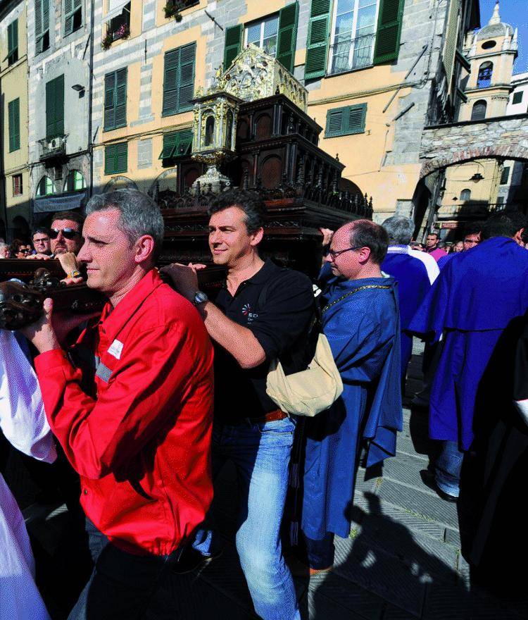 Gli operai portano a spalla l’urna del Santo patrono