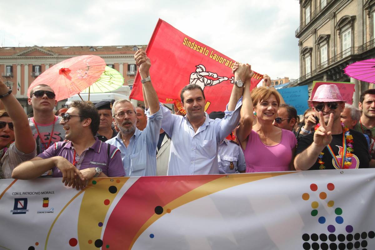 Napoli affonda tra roghi e rifiuti 
E De Magistris balla al Gay pride