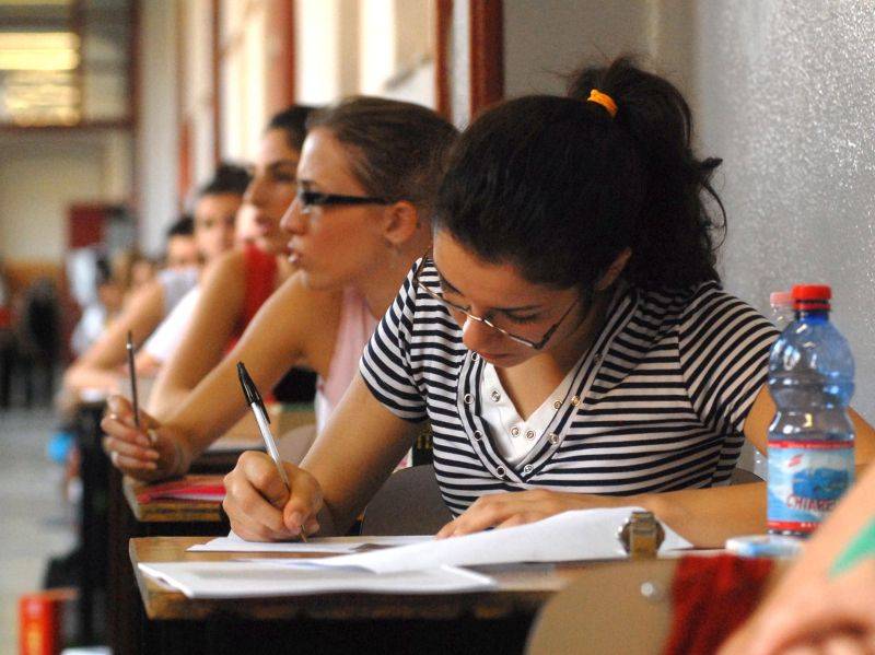 Maturità, studenti tra i banchi per la terza prova 
Gelmini: "Presto ci saranno test uguali per tutti"