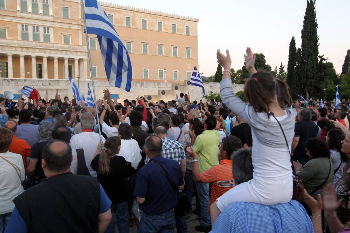 Grecia, sciopero generale contro l'austerity 
Ad Atene sassi contro il Ministero delle Finanze