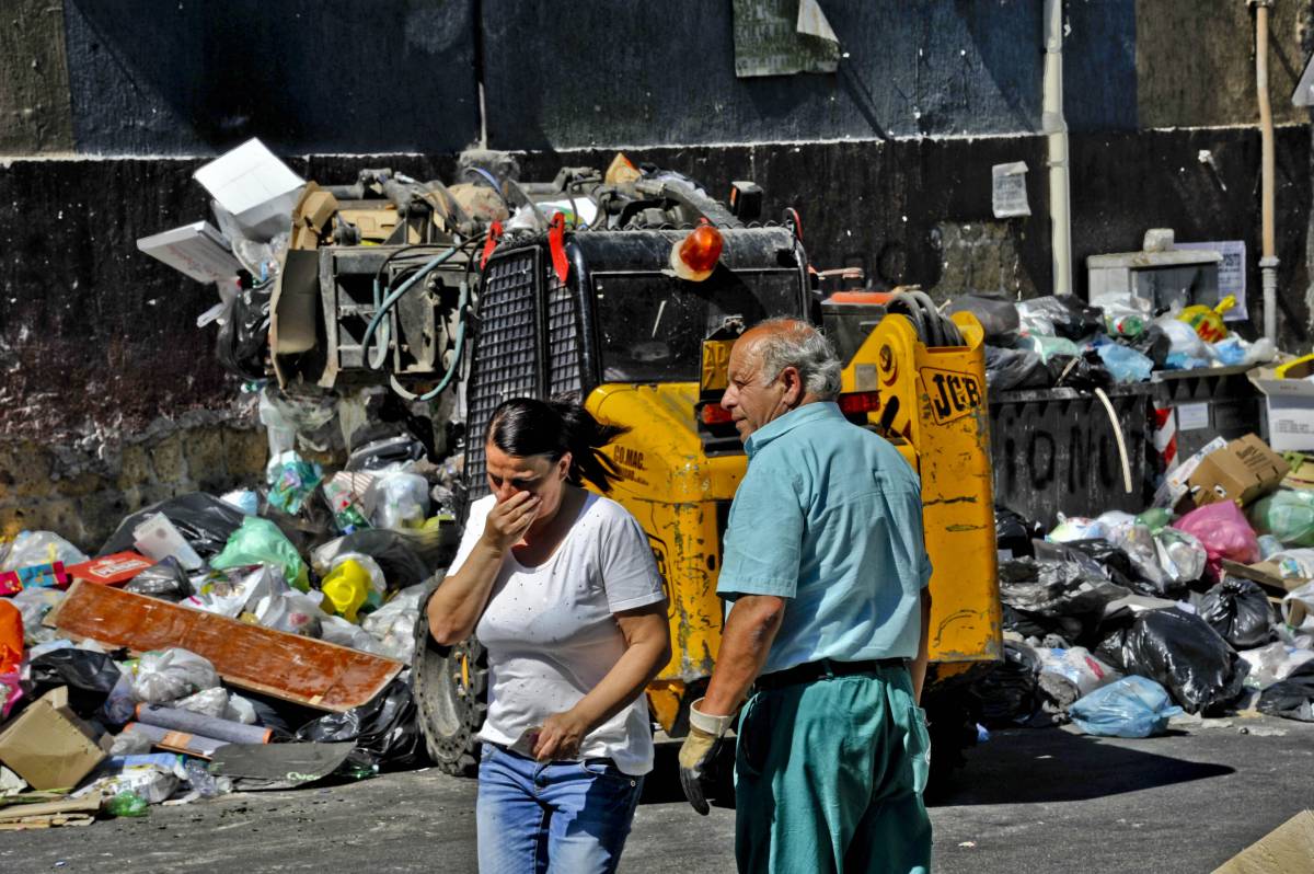 Rifiuti, Ue all'Italia: inadeguata, rischia sanzioni 
La Cei bacchetta il Nord: "Questione nazionale"