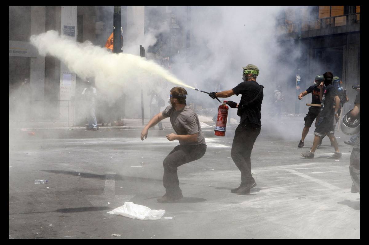 Grecia, via libera al piano di austerity  
Ma ad Atene gli scontri continuano