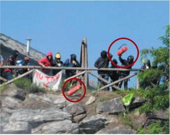 Val di Susa: estintori e sassi contro la polizia  
I no Tav si allenano  a una domenica di guerra