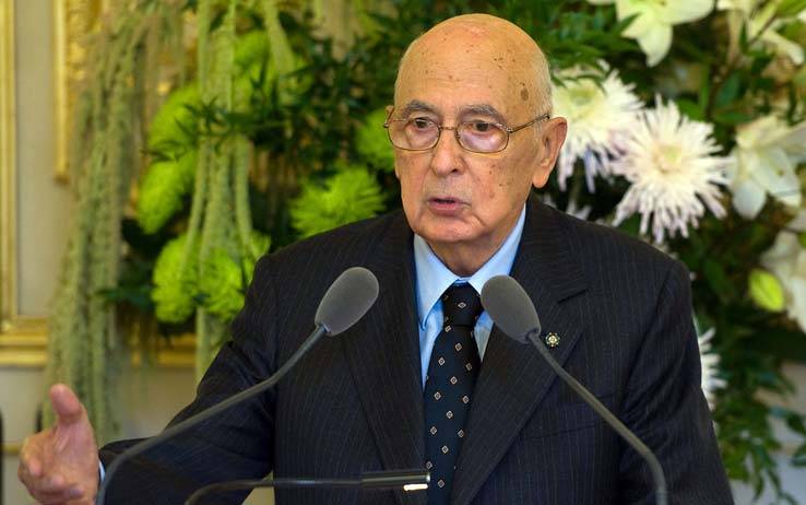 Rifiuti, Napolitano 
firma il dl ma critica 
"Governo faccia di più"