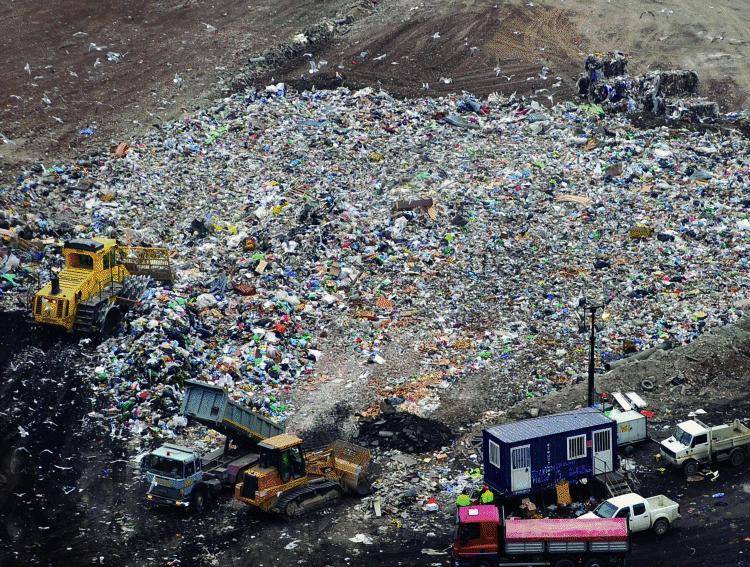 I finiani finiscono in discarica tra monnezza e falsi comunicati