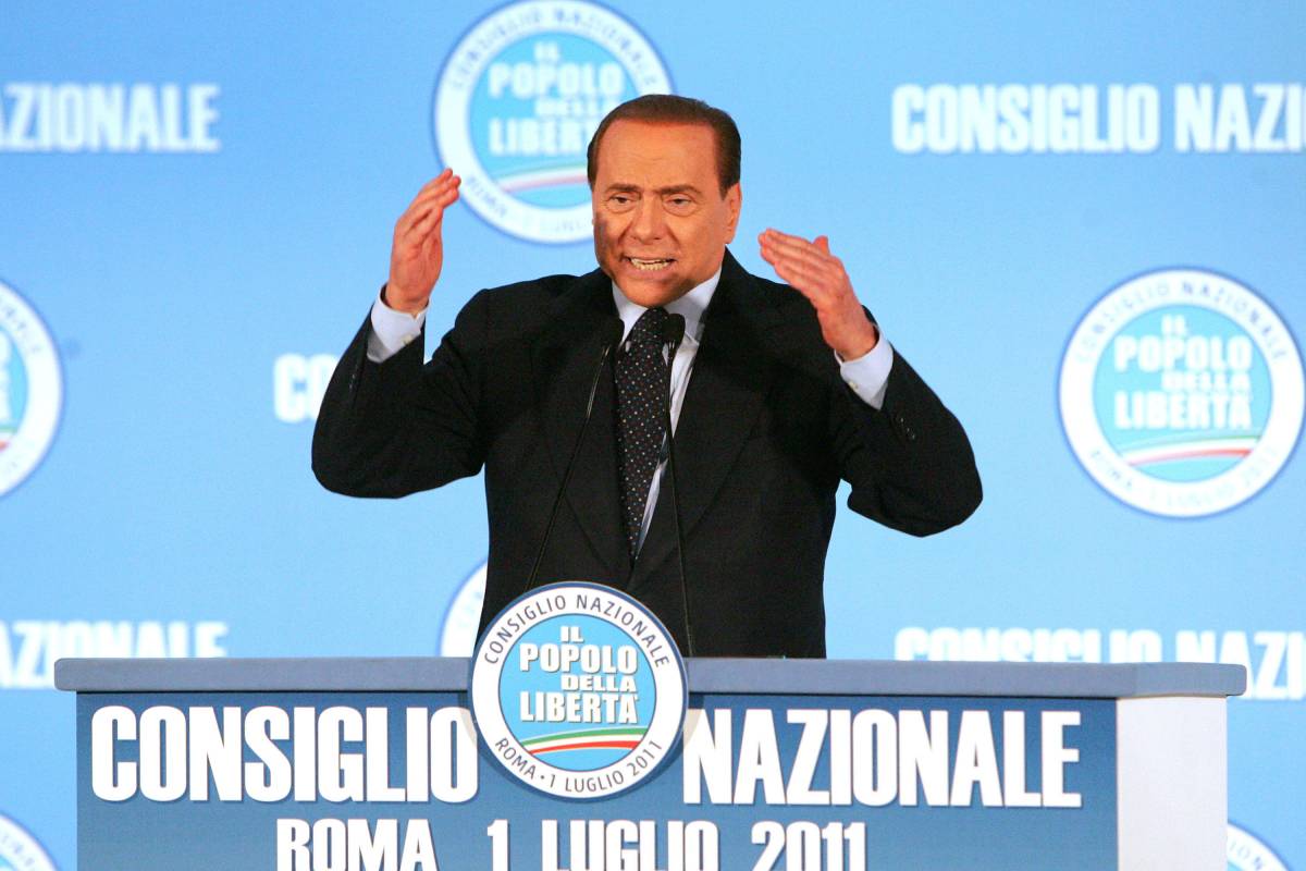 La svolta nel Pdl e i gufi 
che volano su Silvio