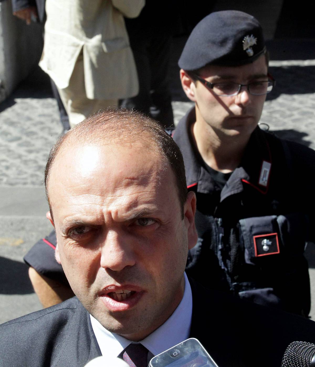 Se la sinistra è ipocrita  
e deride Alfano soltanto 
per attaccare Berlusconi