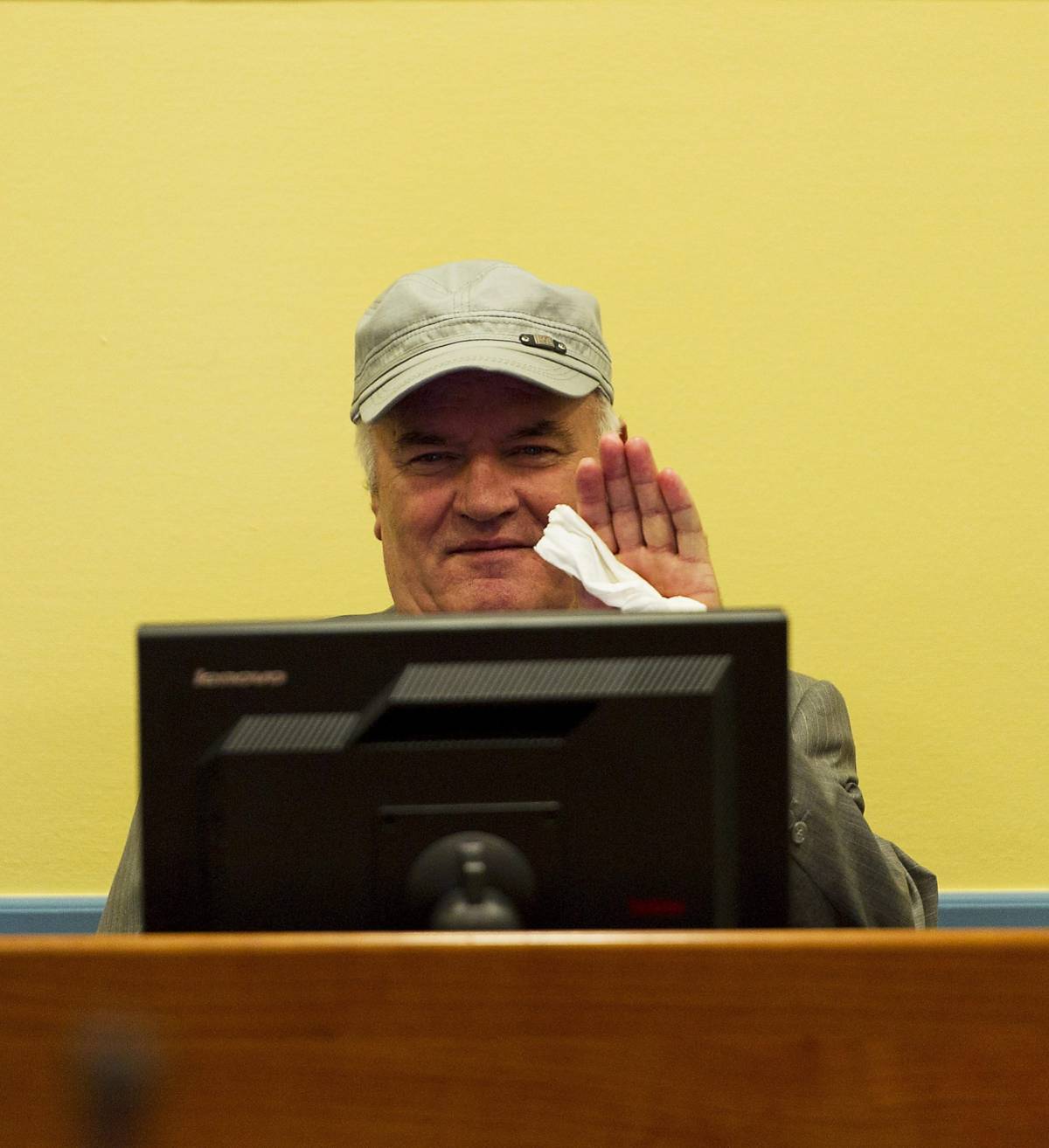 L'Aia, Mladic in aula col suo berretto militare 
Non risponde e accusa. Poi il giudice lo caccia