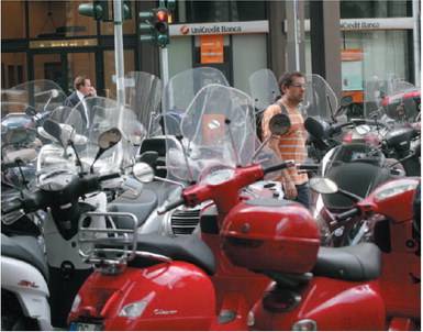 «Bloccano gli sfratti e multano gli scooter»