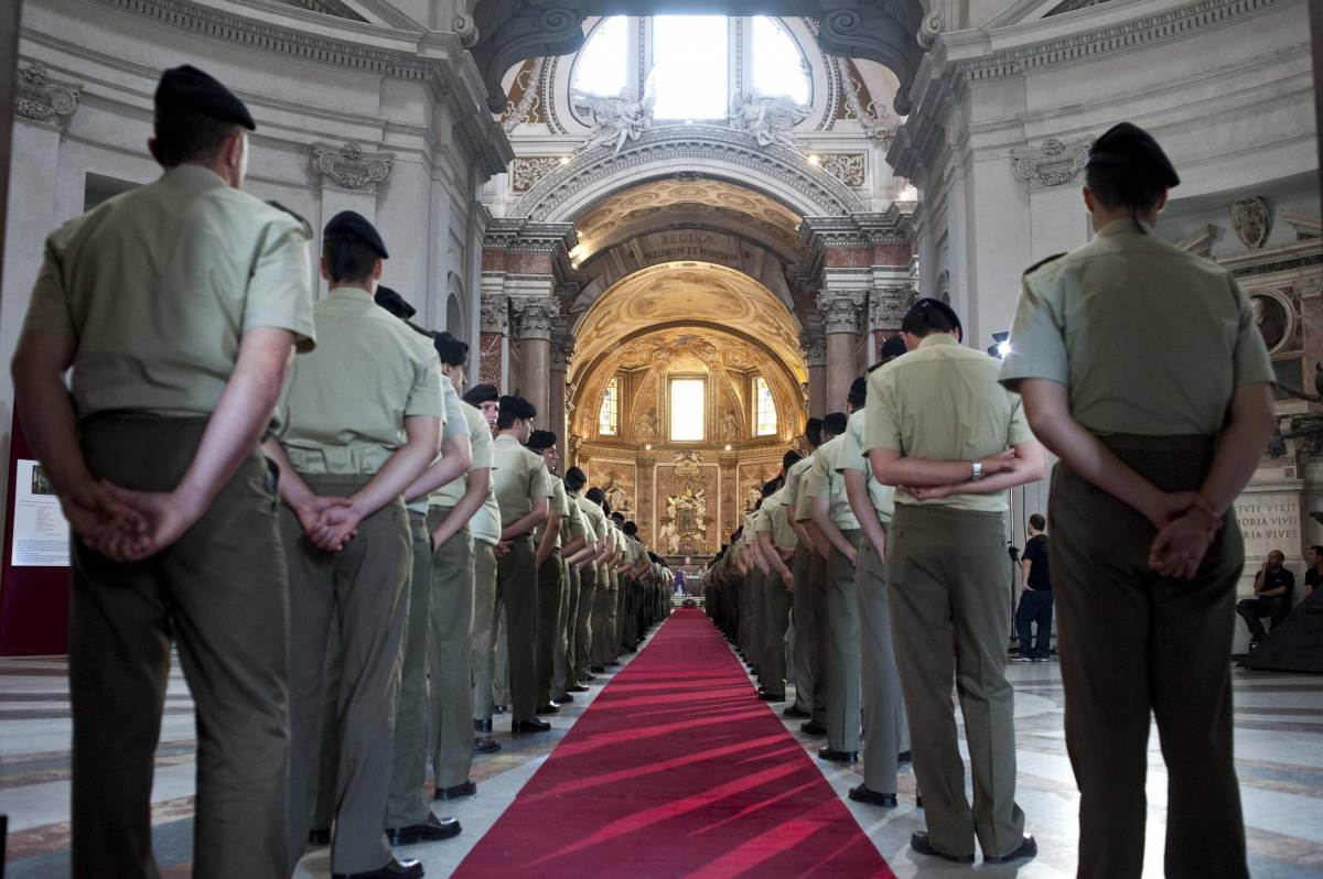 Una chiesa gremita per l'ultimo addio a Tuccillo 
Monsignor Pelvi: "Gaetano uomo ricco di pace"