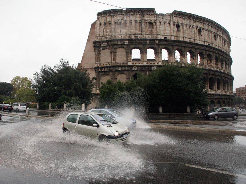 Forte nubifragio a Roma 
Disagi nei trasporti 
Fiumicino, voli cancellati