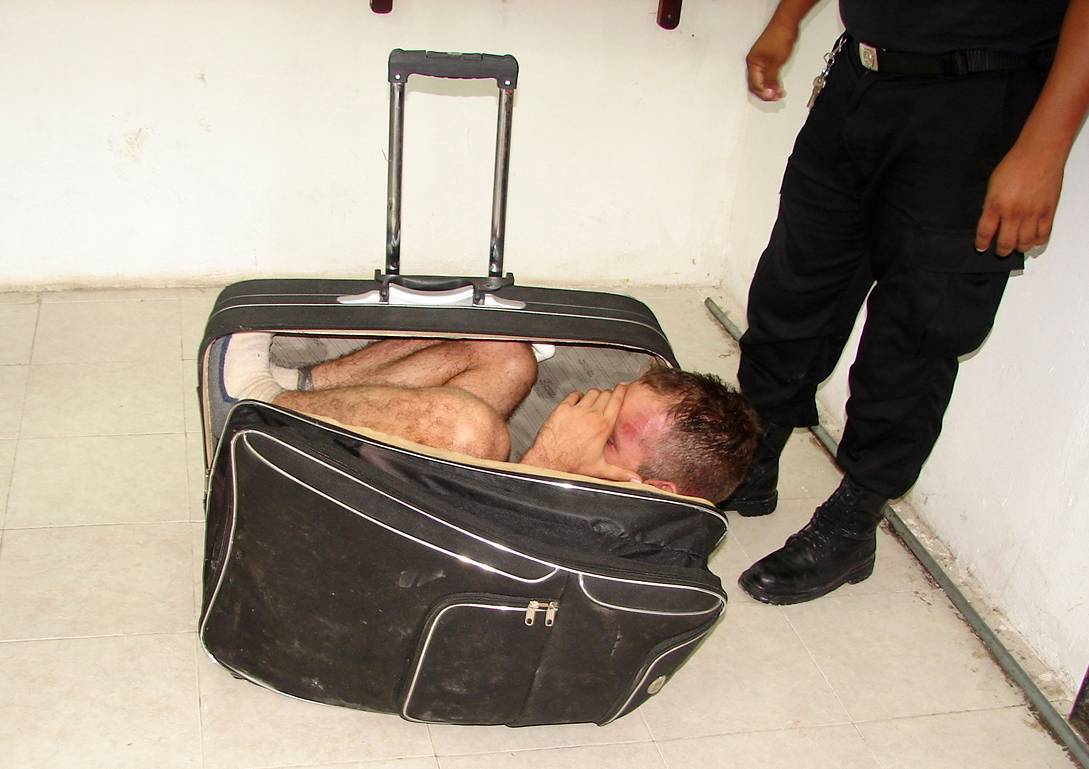 Messico, tenta di evadere rannicchiato in una valigia