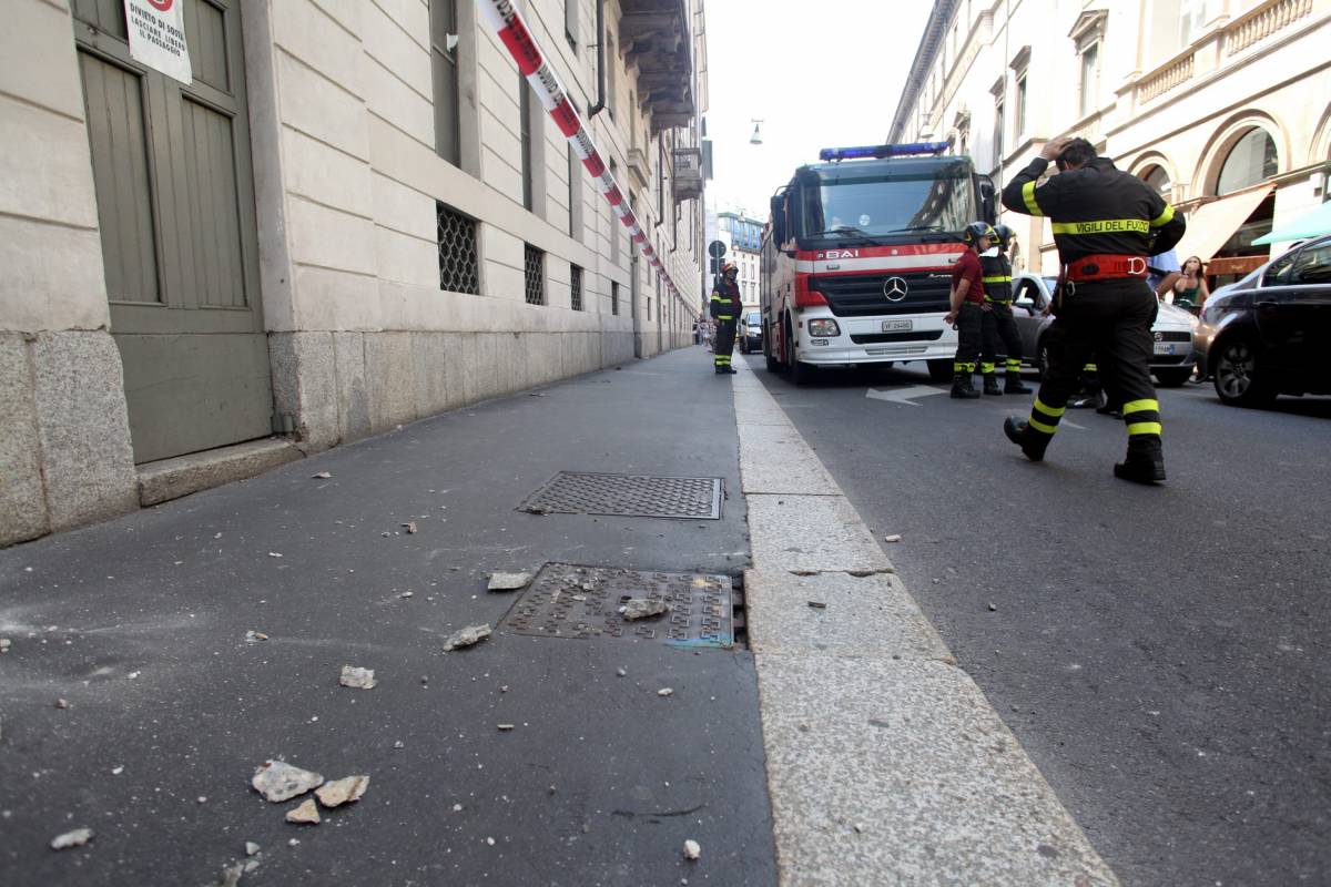 Scala, si stacca un pezzo di cornicione