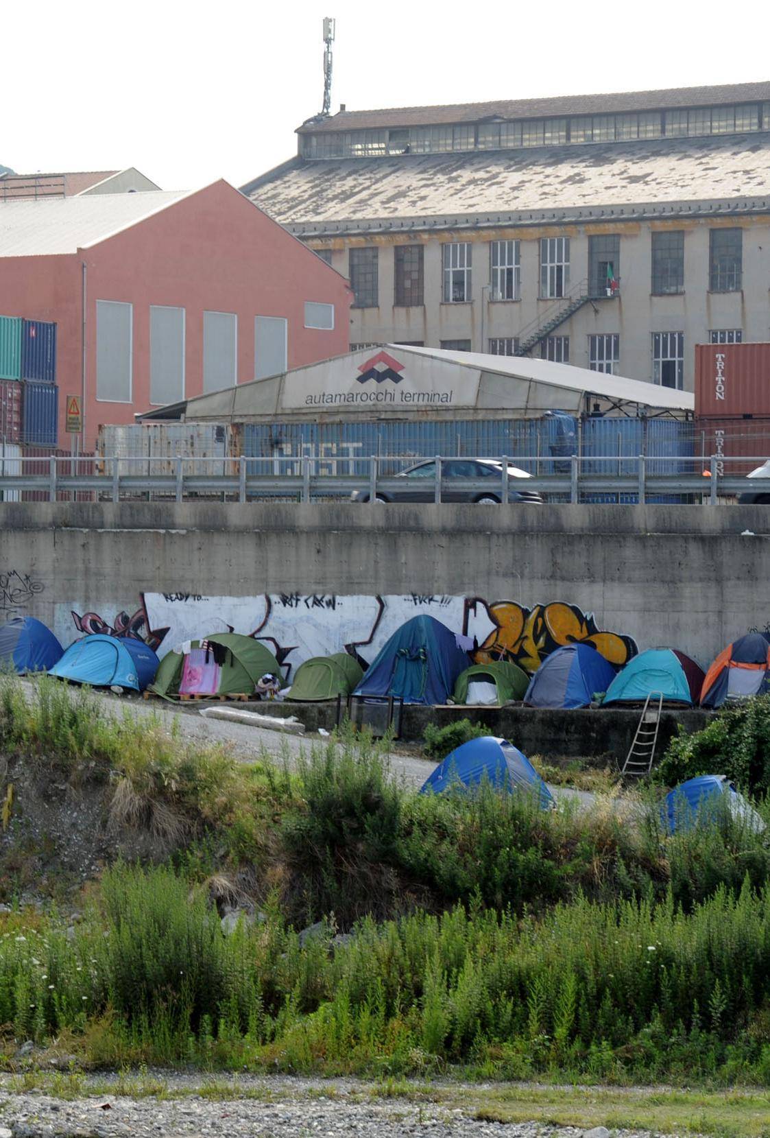 Rom, campo sul fiume: «Subito lo sgombero»