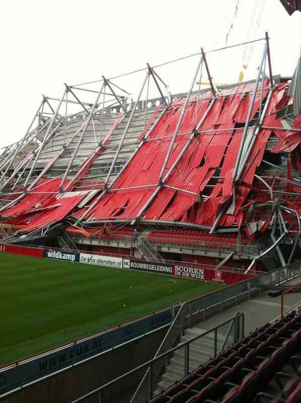 Olanda, crolla il tetto 
dello stadio del Twente 
Un morto e 14 feriti