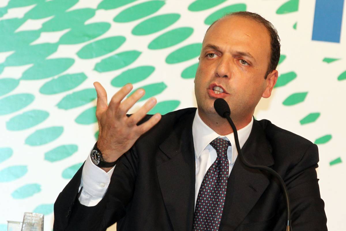 Alfano e il Pdl: "Senza Berlusconi? Primarie"