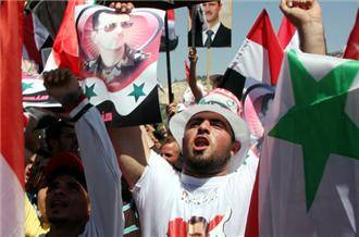 Siria, fedeli di Assad  
assaltano le ambasciate 
americana e francese